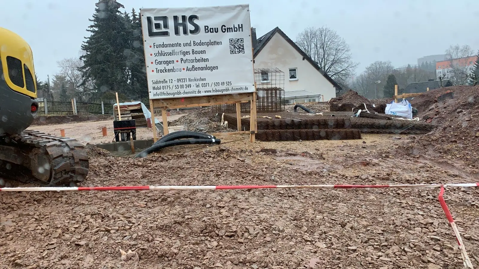Erdarbeiten mit eigenem Gerät – Baustelle der HS Bau GmbH in Chemnitz