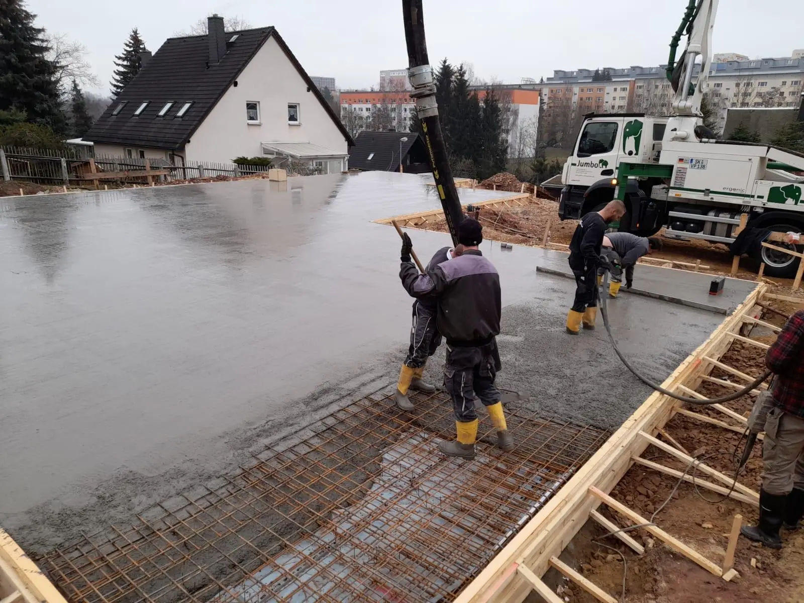 Abziehen der frisch betonierten Bodenplatte