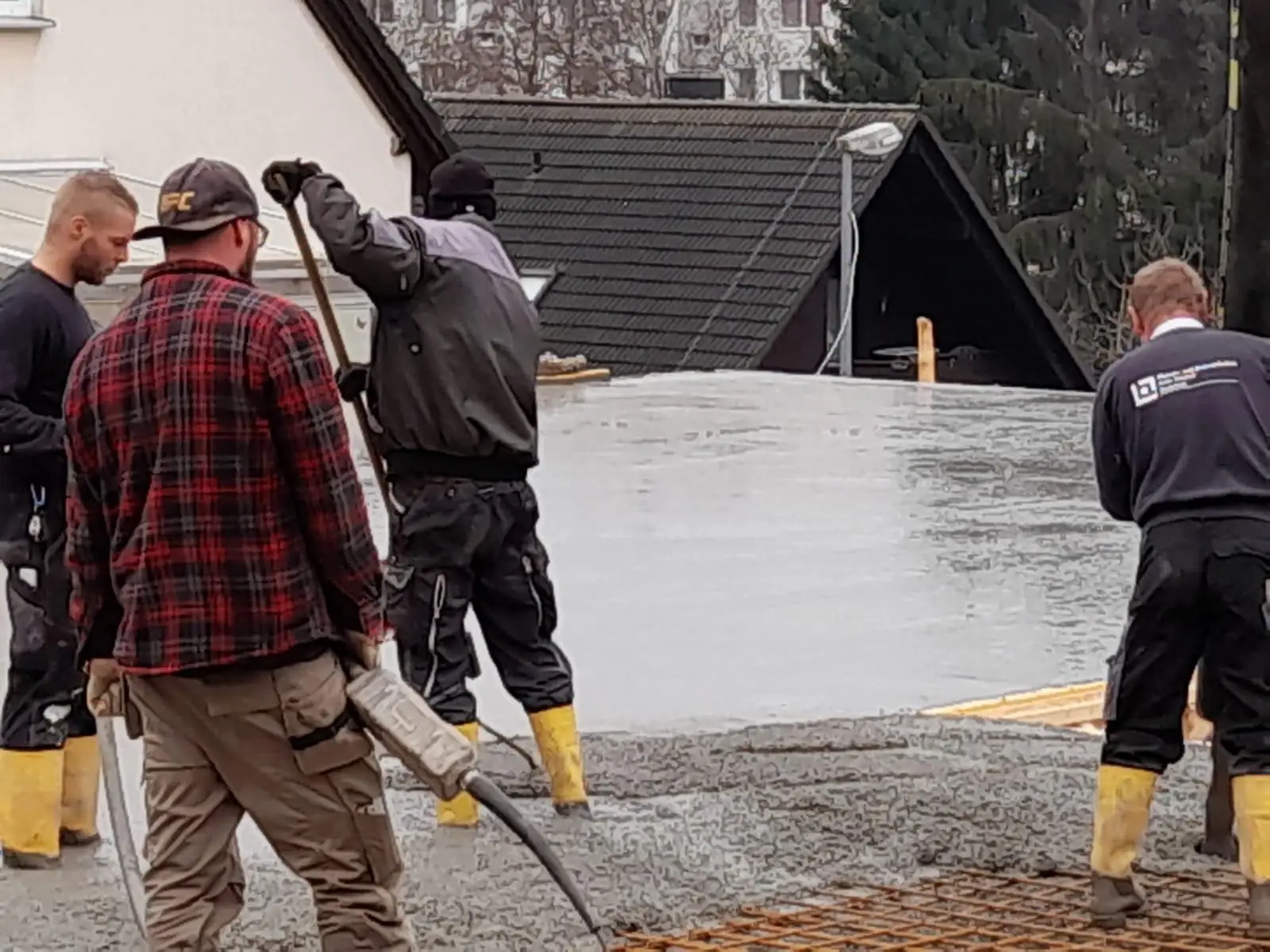 Glätten der Betonoberfläche mit dem Abziehbohlen