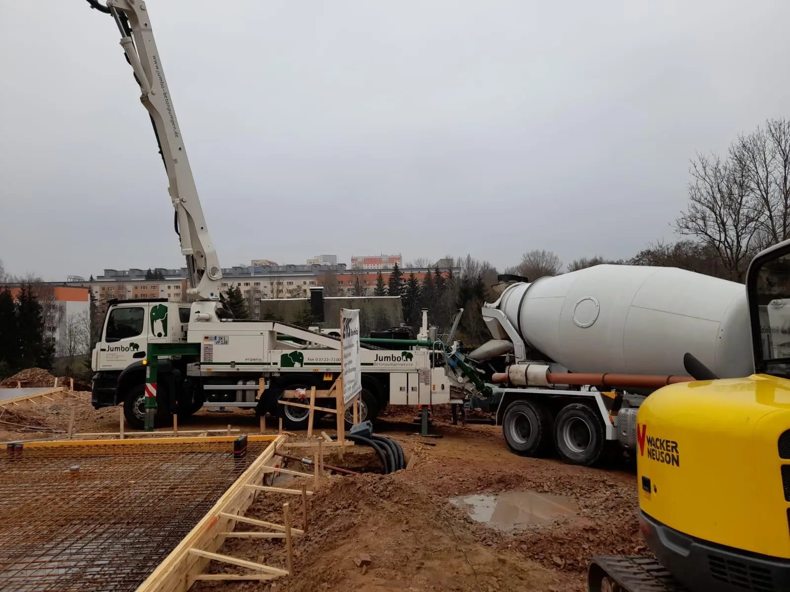 Betonpumpe und Fahrmischer auf der Baustelle