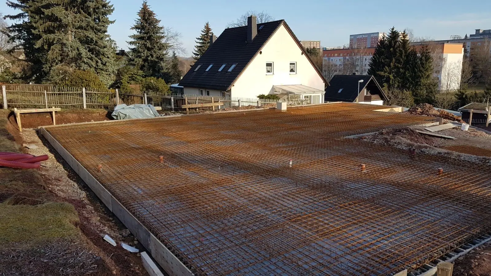 Bodenplatte fertig bewehrt – Baustelle der HS Bau GmbH in Chemnitz