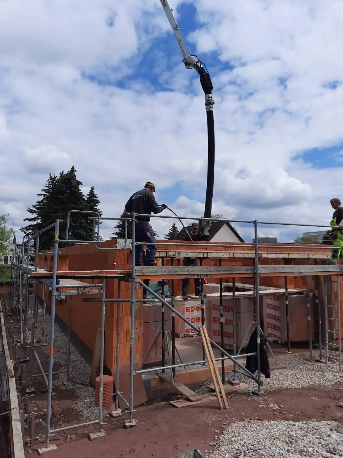 Betonage des Ringankers auf dem Ziegelmauerwerk